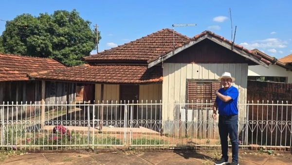 De férias, Bocalom vai à casa onde morou no Paraná e cita o “1.001 Dignidades”: “É possível construir moradias de madeira”